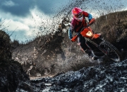 开云体育平台APP-绿茵场与硬木地，当德甲争冠焦点战遇见CBA公牛绝杀