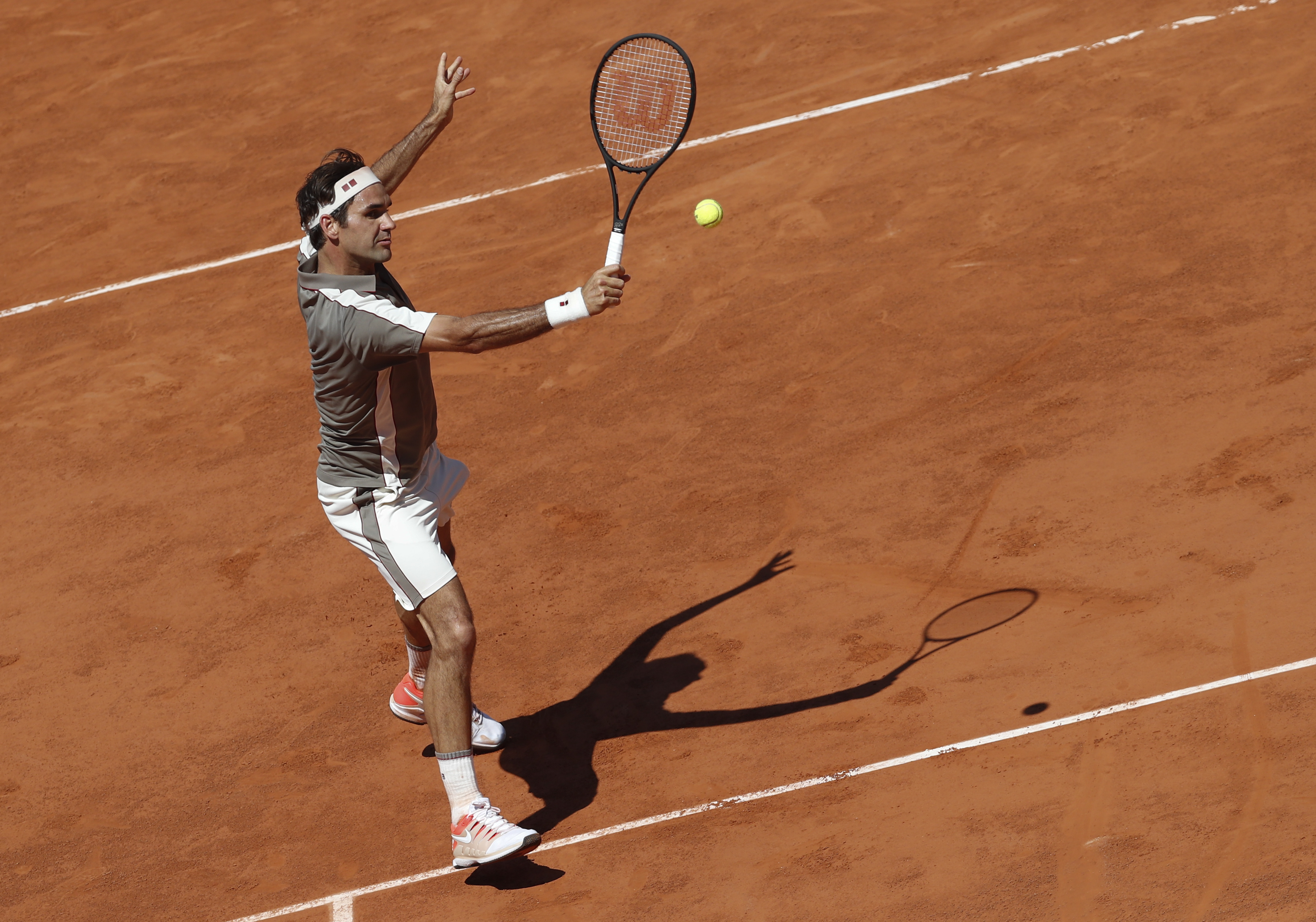 关于法国网球队翻盘美国网球队，费德勒制霸全场的信息