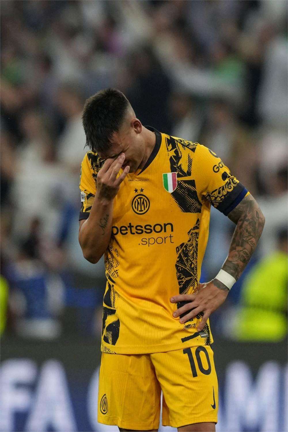 包含意甲卫冕冠军主场失利，战绩岌岌可危的词条