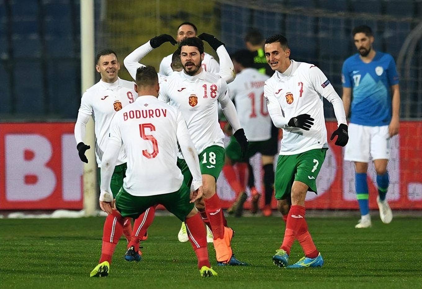 包含塞尔维亚客场胜保加利亚，晋级赛如在握的词条