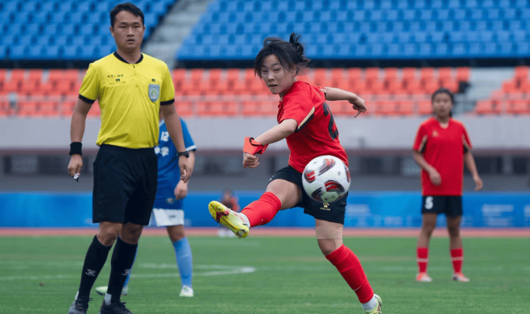 世界女子足球比赛中，中国队斩获胜利