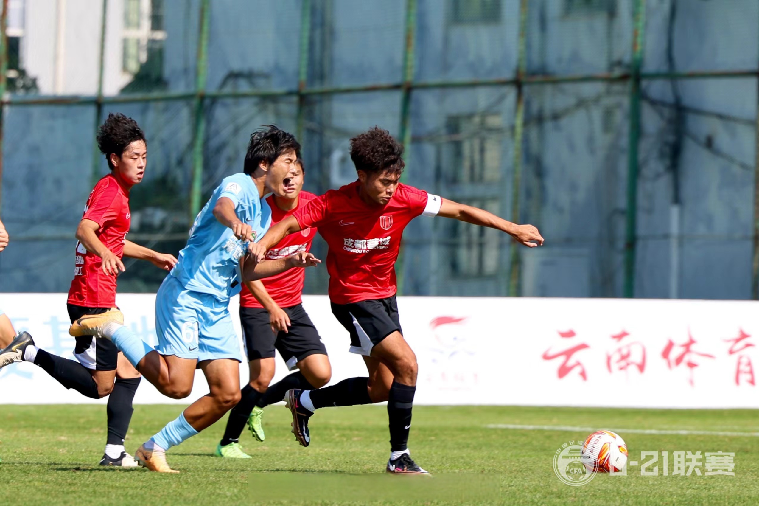 专业足球联赛战队努力备战决赛 专业足球联赛战队努力备战决赛