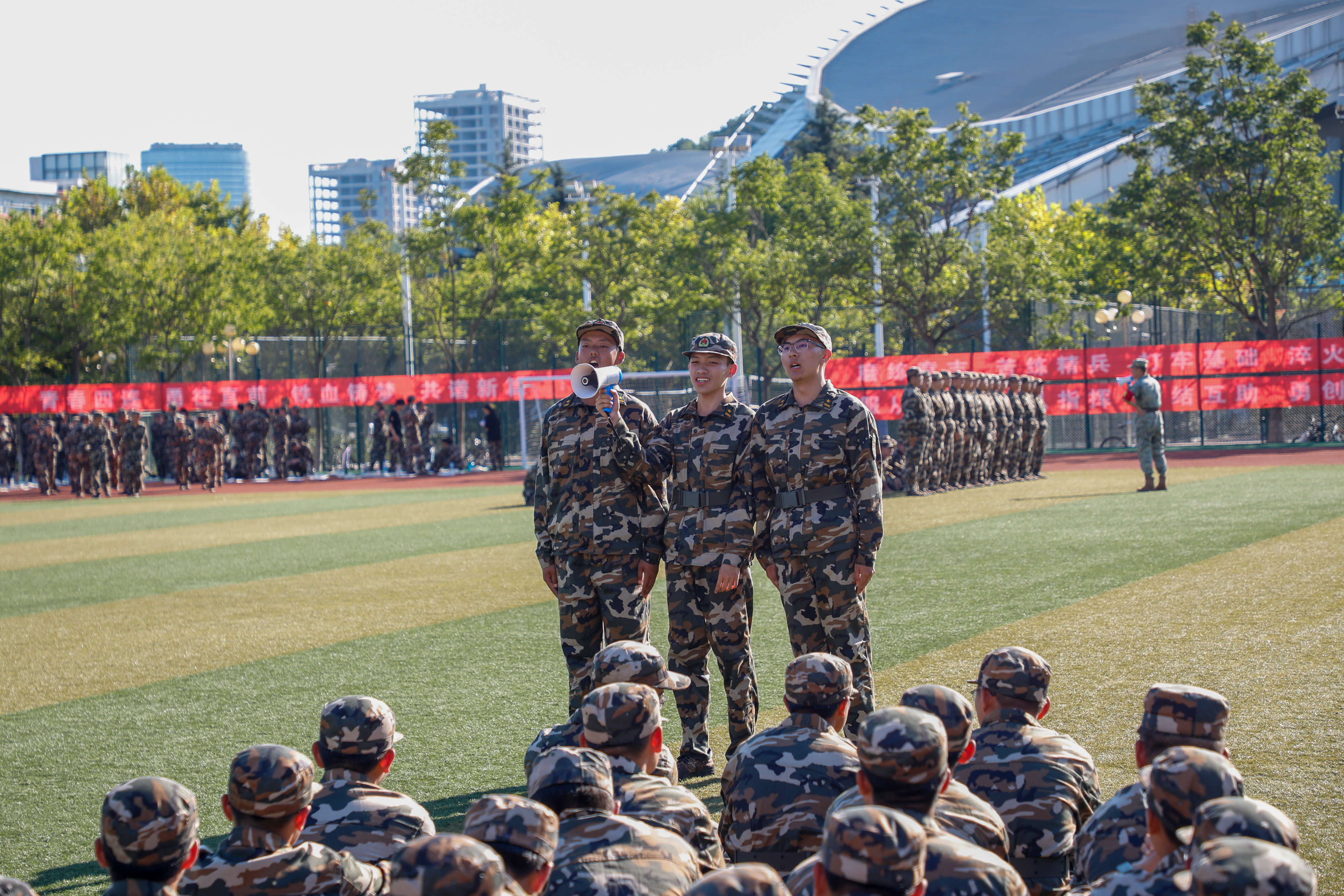 包含郑州队展现团结一致，士气高昂的词条