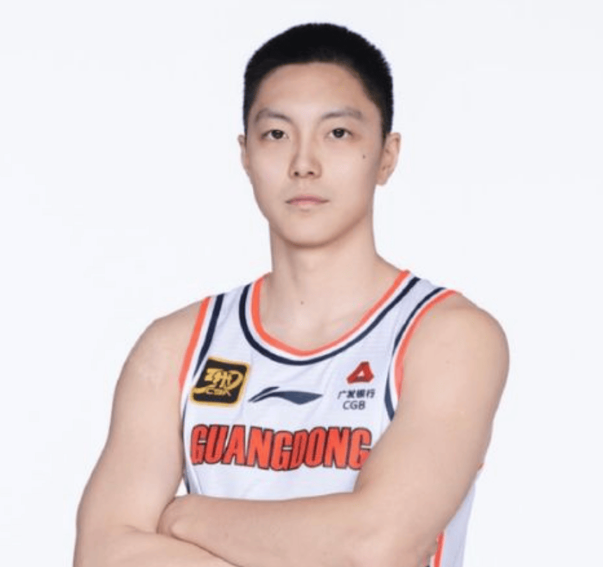 一位CBA明星球员突然宣布退役，球迷唏嘘不已