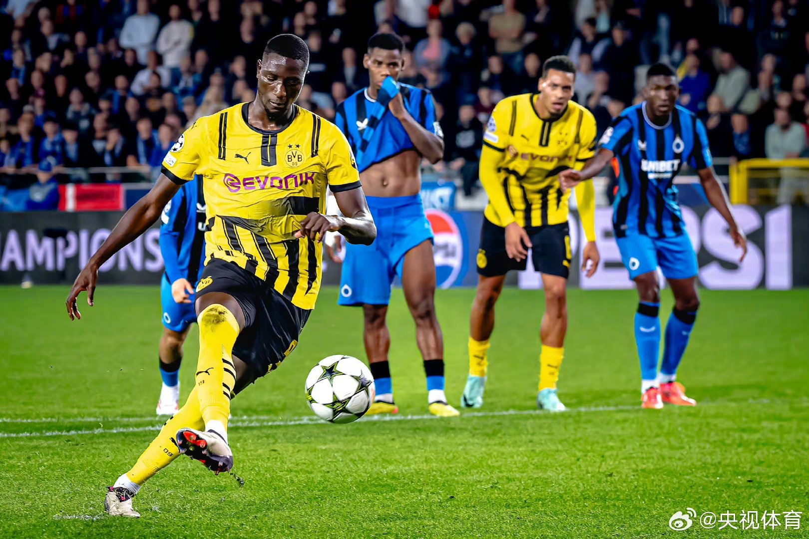 欧预赛强强对话，场上技术碰撞引爆精彩火花的简单介绍